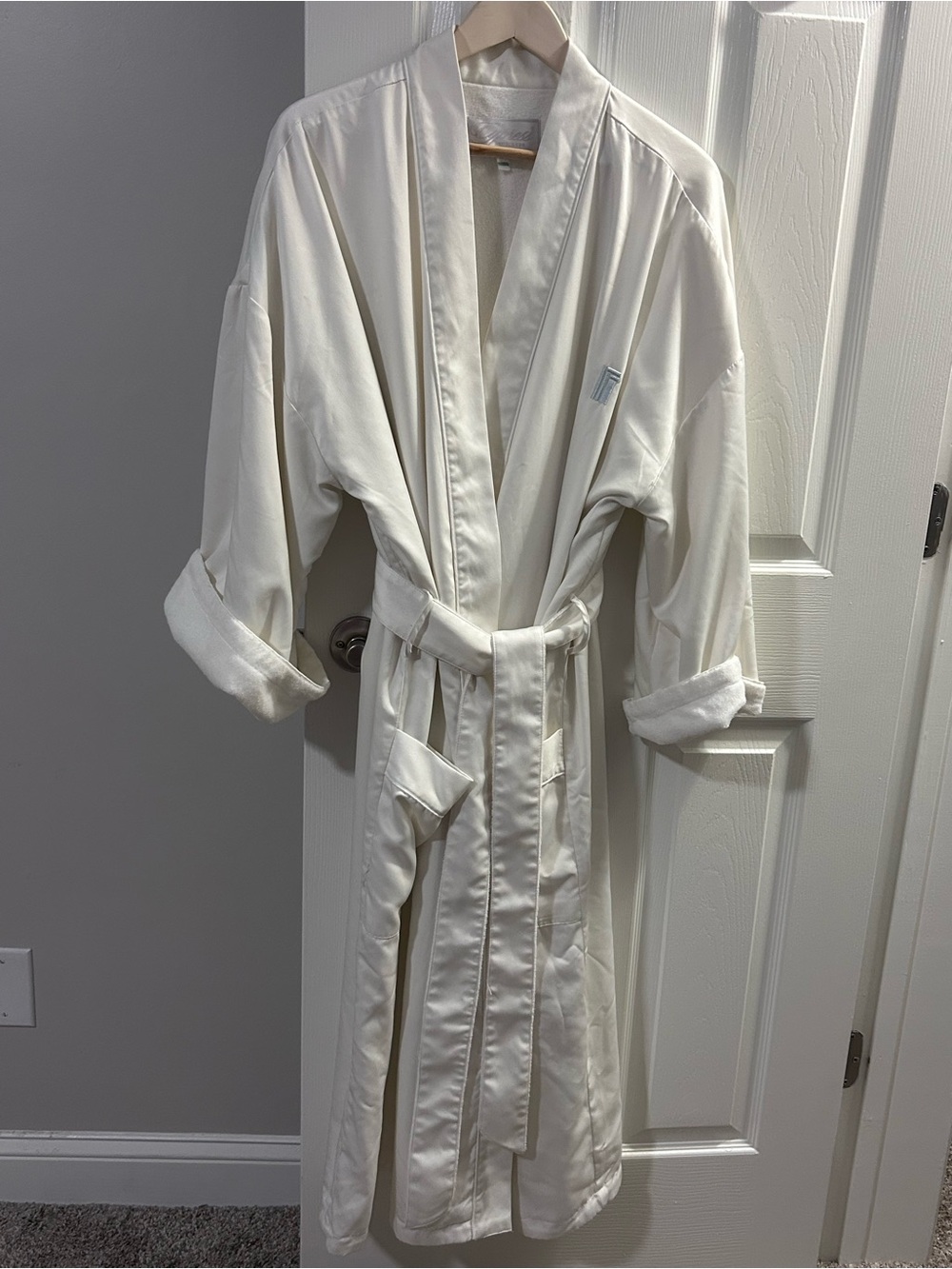 Four Seasons Hotels and Resorts Luxury White Bath Robe with Belt L/OS